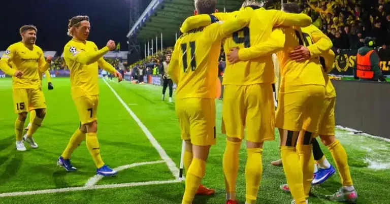 জয় উদযাপন করছে খেলোয়াড়রা